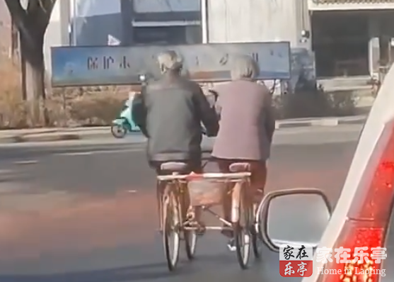 乐亭街头这段老头老太骑车的视频火了！